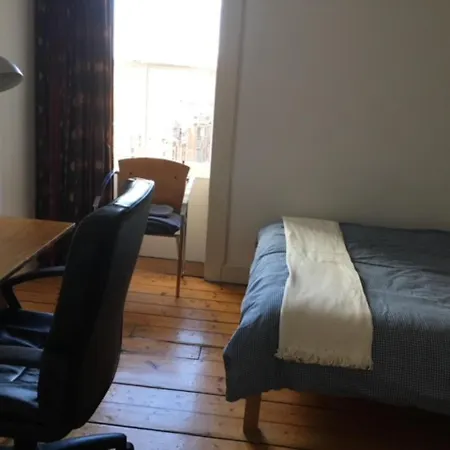 Spacious 4 Bedrooms In City Centre דירה