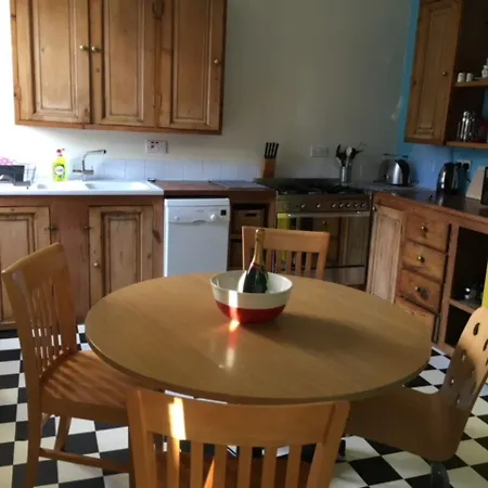 Spacious 4 Bedrooms In City Centre אדינבורו