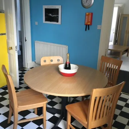 Spacious 4 Bedrooms In City Centre * אדינבורו