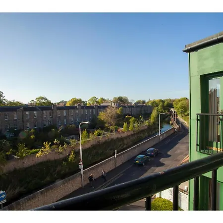 Sunny Flat W Parking Near Royal Botanic Garden
