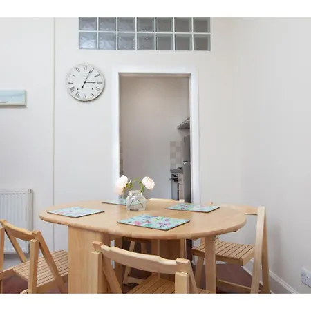 Homely Tenement For 2 Near Botanic Gardens شقة