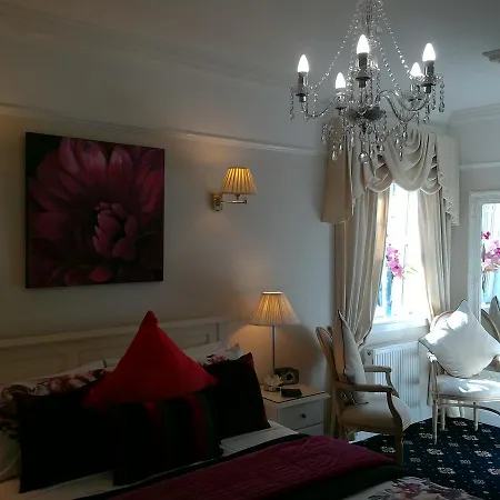 Aaran 4* Edinburgh
