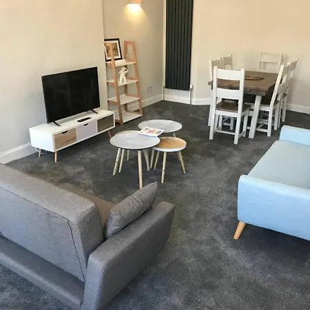 Spacious Central 2 Bedroom * Edinburgh
