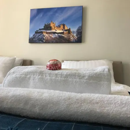 Spacious Central 2 Bedroom Apartment *