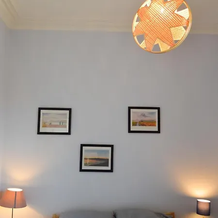 Bright 2 Bedroom In City Centre إدنبرة
