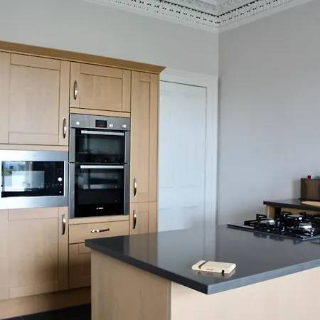 Large 3 Bedroom In Canonmills