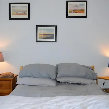 Bright 2 Bedroom In City Centre