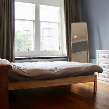 Large 3 Bedroom In Canonmills Apartment