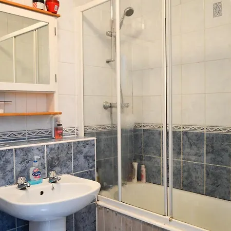 Bright 2 Bedroom In City Centre Edinburgh
