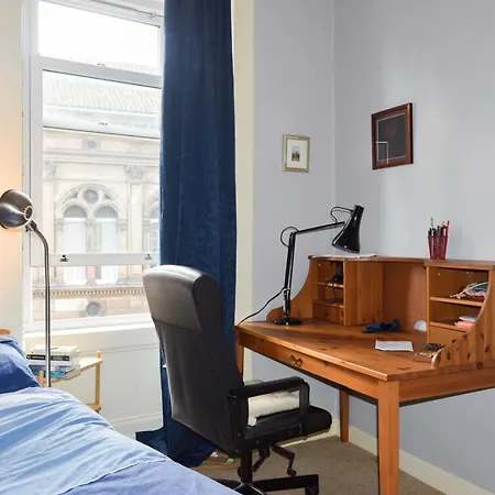 Bright 2 Bedroom In City Centre Edinburgh