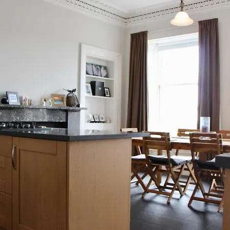Large 3 Bedroom In Canonmills Apartment *