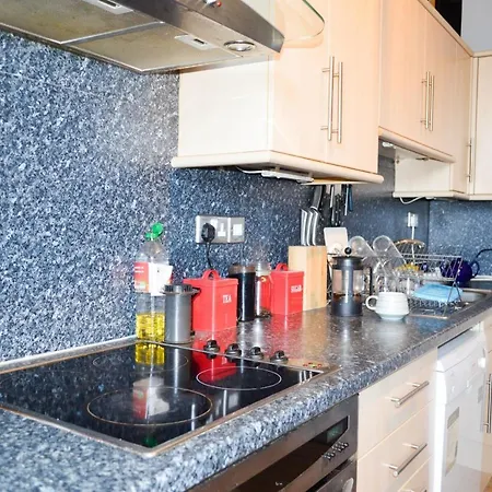 Bright 2 Bedroom In City Centre Apartment *