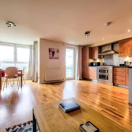 2 Bedroom In Leith By Guestready Apartment
