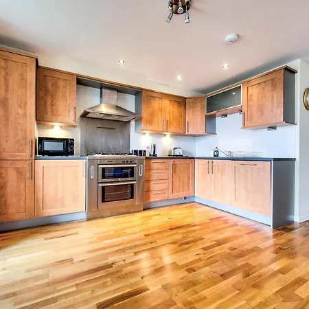 2 Bedroom In Leith By Guestready *