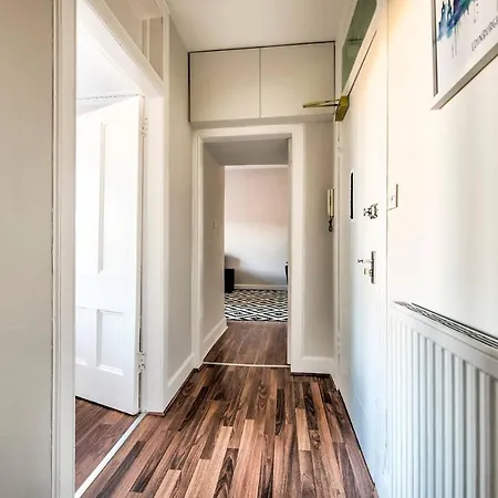 Spacious 2bd Apt Next To The Meadowsold Town