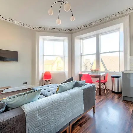 Spacious 2bd Apt Next To The Meadowsold Town