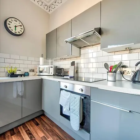 Spacious 2bd Apt Next To The Meadowsold Town *