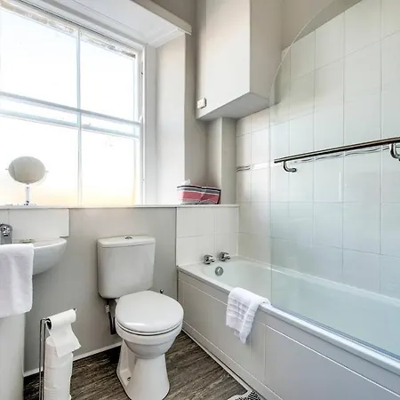 Spacious 2bd Apt Next To The Meadowsold Town *
