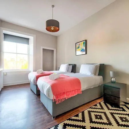 Spacious 2bd Apt Next To The Meadowsold Town Apartment *