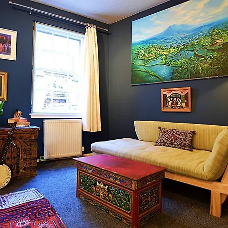 Joivy Bohemian Writers Retreat In Old Town