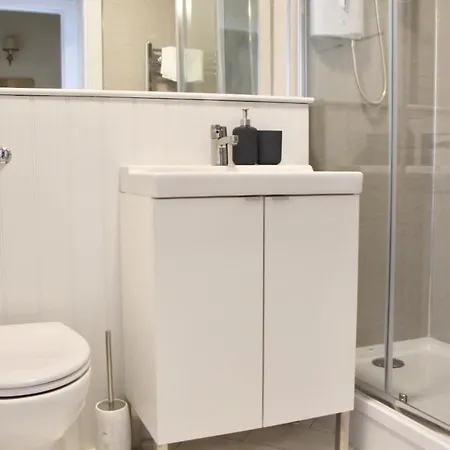 2 Bedroom In Centre Apartment