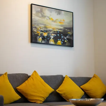 Beautifully Renovated -central *