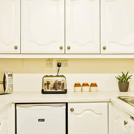 City Centre Bright & Spacious 2 Bed Edinburgh