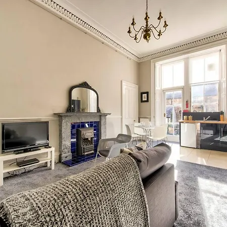 Stylish & Spacious City Centre Apt W/ Terrace Edinburgh