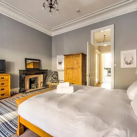 Stylish & Spacious City Centre Apt W/ Terrace * Edinburgh
