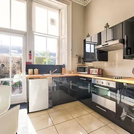 Stylish & Spacious City Centre Apt W/ Terrace *