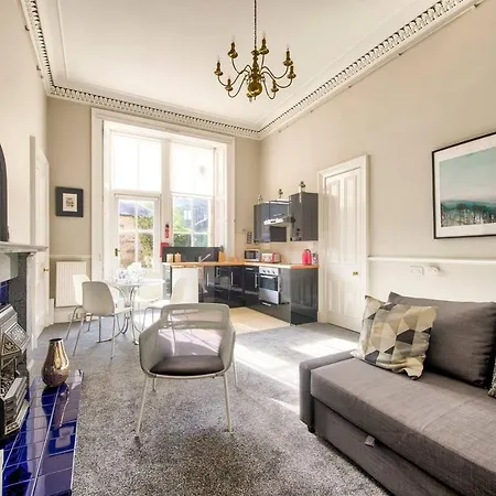 Stylish & Spacious City Centre Apt W/ Terrace