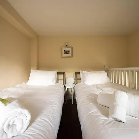Stylish & Spacious City Centre Apt W/ Terrace Daire