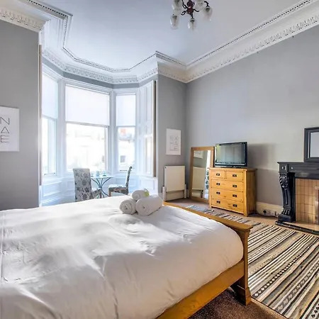 Stylish & Spacious City Centre Apt W/ Terrace Daire