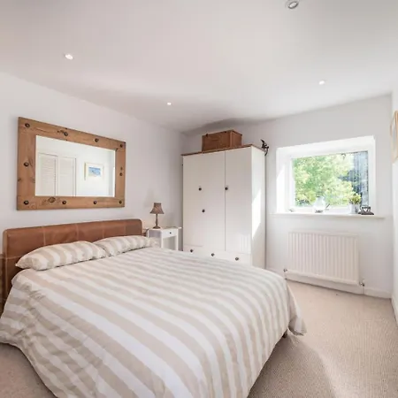 Bright Free Parking- Sleeps 4