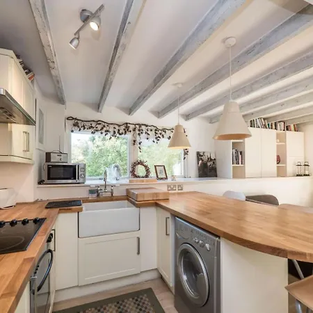 Apartment Bright Free Parking- Sleeps 4 *