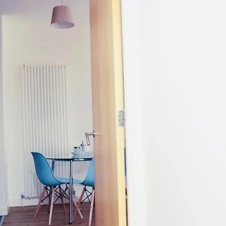 Apartment On Drybrough Crescent 3/6 *