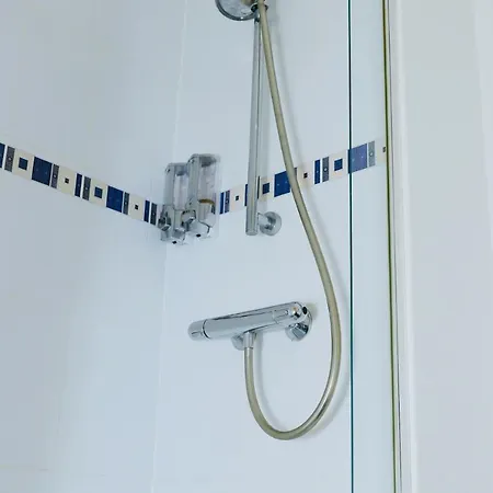 Apartment On Drybrough Crescent 3/6 *