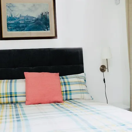 Apartment On Drybrough Crescent 3/6 *