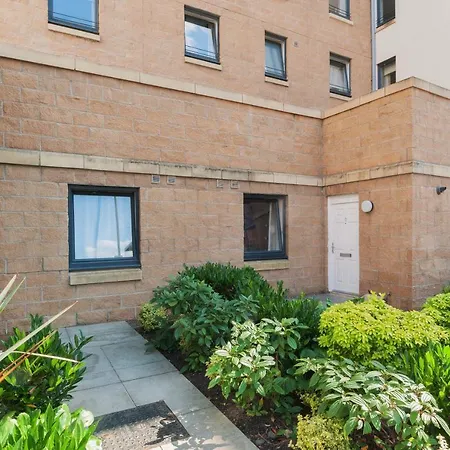 Large Ground Floor 3 Bed With Parking