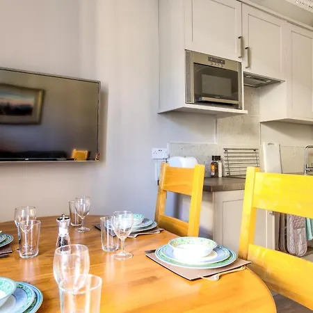 Beautifully Presented, Well Located, 2 Bed Apt. * Édimbourg