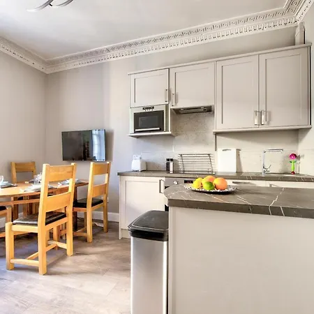 Beautifully Presented, Well Located, 2 Bed Apt. Édimbourg