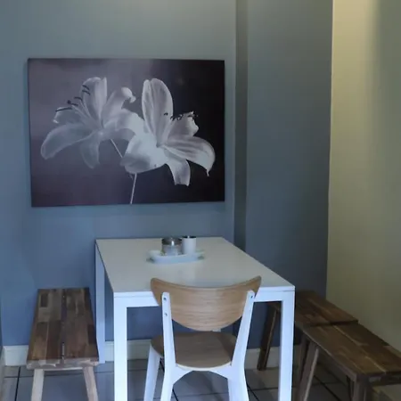 Tito's Place At Eh11 2db * Edynburg