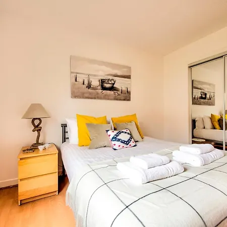 Large Two Bedroom Flat 10 Min Bus Ride To Centre *