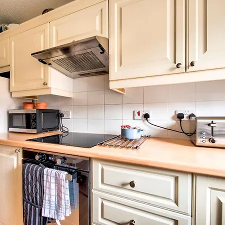 Large Two Bedroom Flat 10 Min Bus Ride To Centre Apartamento