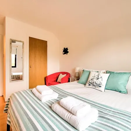 Large Two Bedroom Flat 10 Min Bus Ride To Centre * Edimburgo