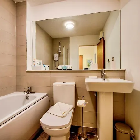 Apartamento Large Two Bedroom Flat 10 Min Bus Ride To Centre *