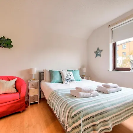 Large Two Bedroom Flat 10 Min Bus Ride To Centre Apartamento