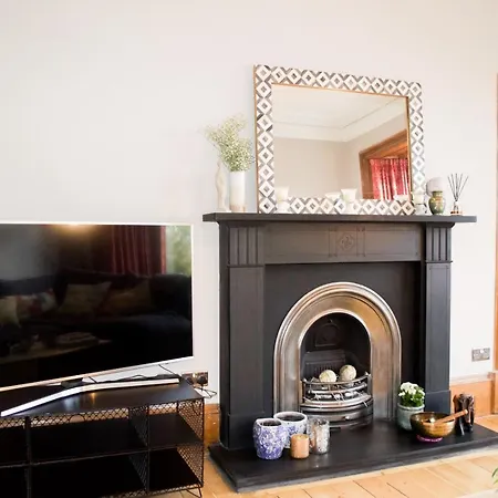 2 Bedroom In With Views * Edinburgh