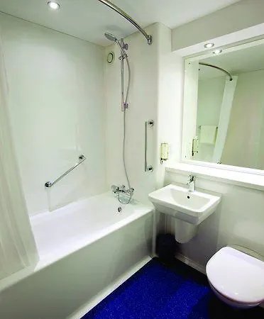 Travelodge Queen Street 3*