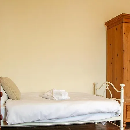 3 Bedroom Flat In Edinburgh's New Town Sleeps 6 *